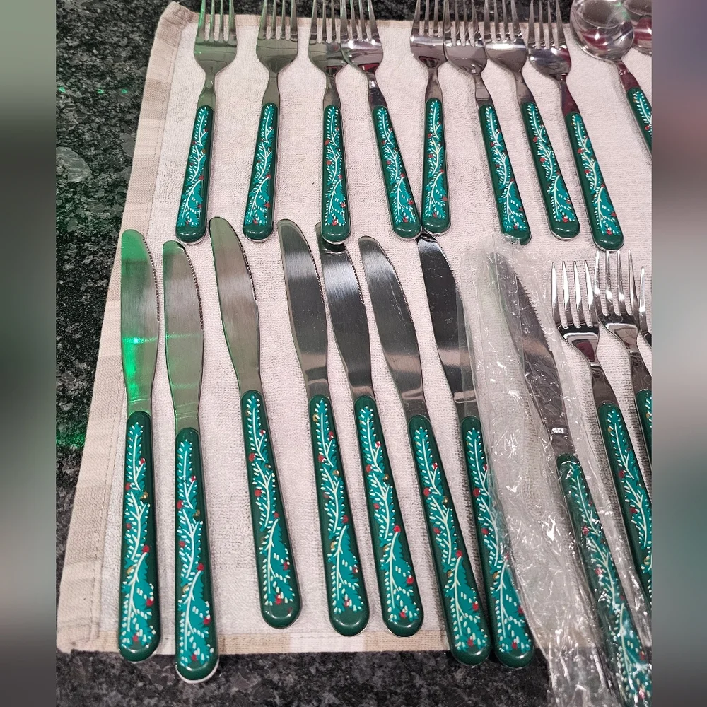 40 Piece Vintage Christmas Stainless Steel Silverware With Collector's Tin - Picture 2 of 7
